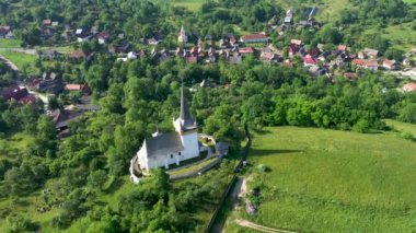 Macaristan 'ın ıslah edilmiş kilisesi, Transilvanya, Romanya üzerinde uçuyor