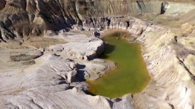Terk edilmiş ve sular altında kalmış çukur alçıtaşı madeni, taş ocağı, kirli gölet manzarası.