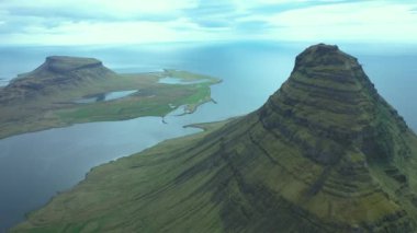  Kirkjufell dağının ve denizin üzerinde uçan Snaefellsnes yarımadası, İzlanda