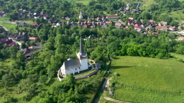 Voando Acima Valeni Magyarvalko Igreja Reformada Húngara Transilvânia Romênia — Vídeo de Stock