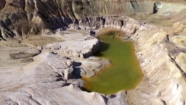 Levegőkilátás Elhagyott Elárasztott Nyitott Gipszbányára Kőfejtőre Szennyezett Tóra — Stock videók