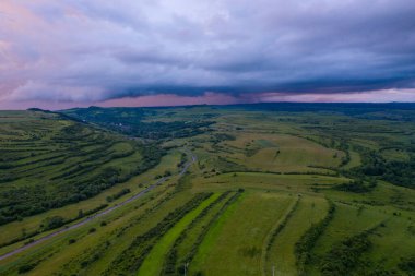 Fırtınanın havadan görünüşü ve köy yolunun üzerindeki bulutlar.