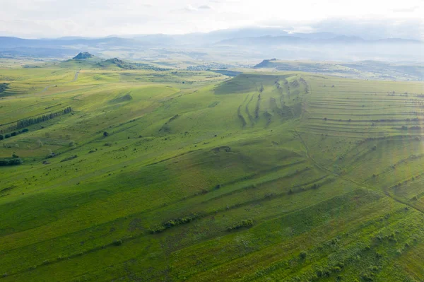 Vista Aérea Colinas Verdes Vibrantes Campo Transilvânia Roménia Ponto Vista — Fotografia de Stock