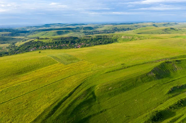 Luftaufnahme Der Landschaft Pulsierende Grüne Hügel Siebenbürgen Rumänien Drohnenstandpunkt — Stockfoto
