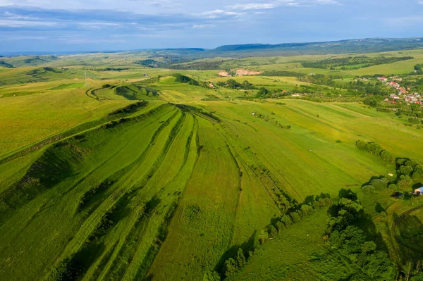 Luftaufnahme Der Landschaft Pulsierende Grüne Hügel Siebenbürgen Rumänien Drohnenstandpunkt — Stockfoto