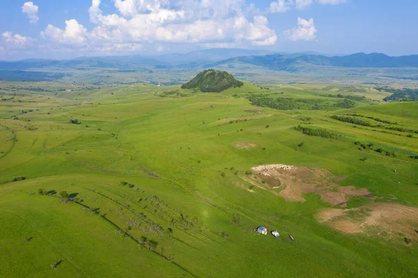 Vista Aérea Colinas Verdes Vibrantes Campo Transilvânia Roménia Ponto Vista — Fotografia de Stock