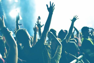 Konserde kollarını açmış kalabalığın dikiz görüntüsü