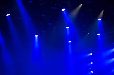 Sahne ışıkları karanlıkta parlıyor. Canlı müzik festivali kavramı