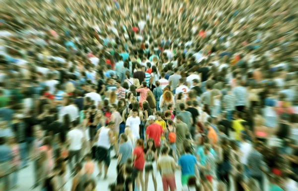 Zoom Efeito Uma Multidão Turva Festejando Festival Música — Fotografia de Stock