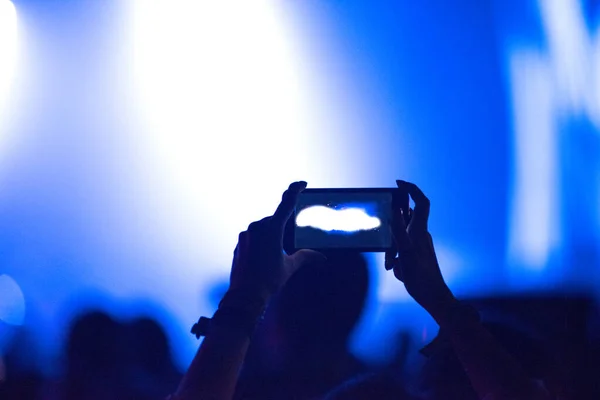 Canlı Müzik Festivalinde Ele Tutuşan Akıllı Telefon Perdeleme Ekranında Sahne — Stok fotoğraf