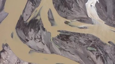 Yabani buzul nehirleri ve moraine yataklarının hava aracı görüntüsü. Vatnajokull 'un buz örtüsü moraine' inden kaynaklanan su nehirlerini eritiyor. Küresel ısınma etkisi, iklim değişikliği kavramı