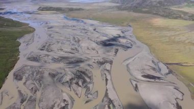 Yabani buzul nehirleri ve moraine yataklarının hava aracı görüntüsü. Vatnajokull 'un buz örtüsü moraine' inden kaynaklanan su nehirlerini eritiyor. Küresel ısınma etkisi, iklim değişikliği kavramı