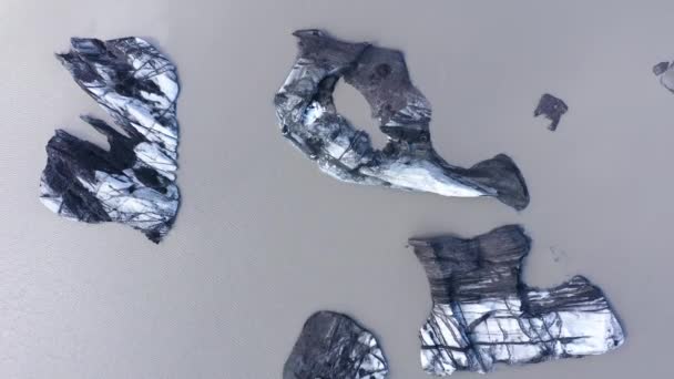 浮遊氷山の空中ビュー アイスランドの氷河の氷冠を融解Solheimajokull 地球温暖化の影響気候変動の概念 — ストック動画