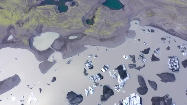 Luchtfoto Van Drijvende Ijsbergen Solheimajokull Smeltende Gletsjer Ijskap Ijsland Opwarming — Stockvideo