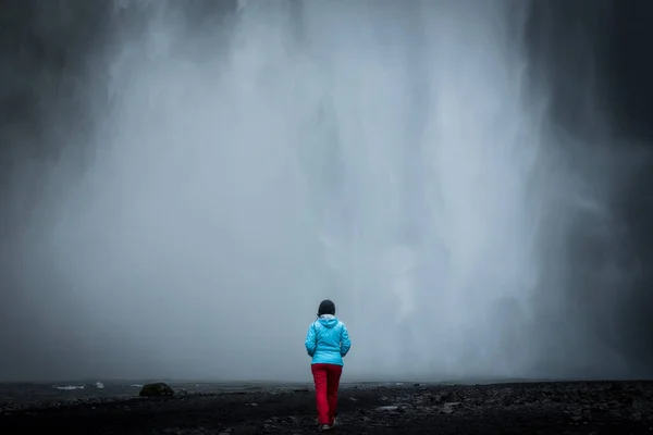 Traveler Woman Admiring Skogafoss Waterfall Southern Iceland One Country Most — Stock Photo, Image