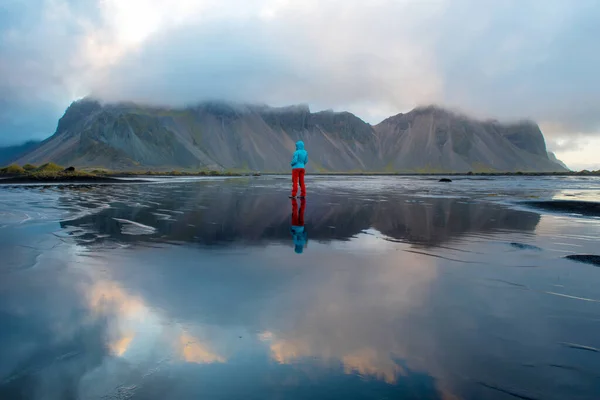 アイスランドの風景 大西洋の水の中にトレッキング女性とヴェストラホーン山の反射 ストックスネス半島 ホフン アイスランド — ストック写真