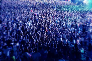 Bir müzik festivalinde bulanık bir kalabalığa yakınlaşmak