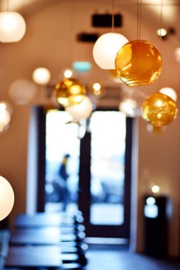 Odada cam lambalar asılı. Modern inetrior oda konsepti