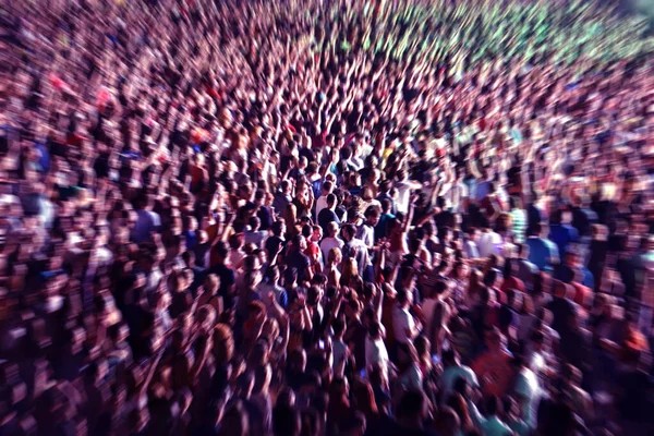 Zoom Efeito Uma Multidão Turva Festejando Festival Música — Fotografia de Stock