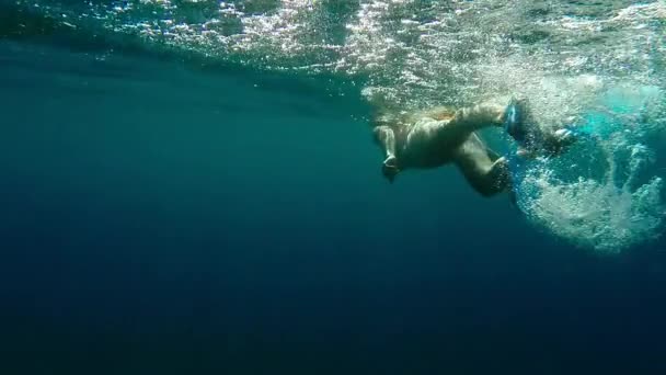 Snorkeling mulher no mar - vista em câmera lenta subaquática — Vídeo de Stock