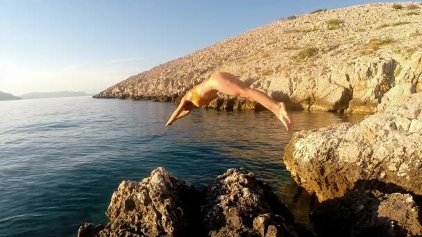 Zeitlupe einer Frau, die ins Wasser springt — Stockvideo