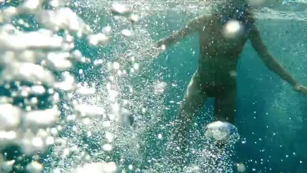 Snorkeling mulher no mar - vista em câmera lenta subaquática — Vídeo de Stock