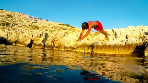 La cámara lenta de un hombre saltando en el agua - vista submarina — Vídeo de stock