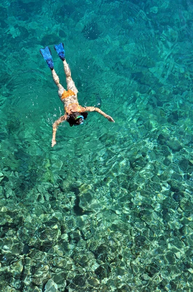 Woman snorkeling in the sea — Stock Photo, Image