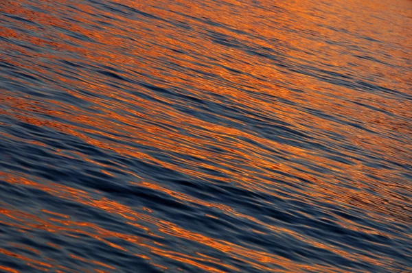 Schöner goldener Sonnenuntergang am Meer — Stockfoto