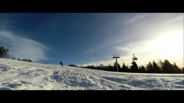 Esquiador descendo na encosta — Vídeo de Stock