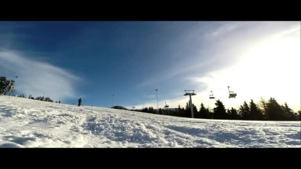 Skier, що спускається на схилі - швидкий вигляд вперед — стокове відео