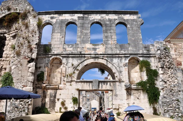 Tourists visiting city of Split, Croatia — Stock Photo, Image