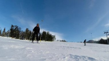 ağır çekim bir kayakçı yokuş aşağı Kayak