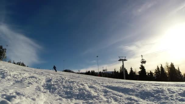 Skifahrer auf der Piste — Stockvideo