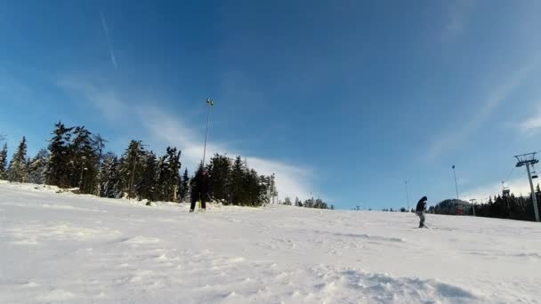 Skiër skiën op de piste — Stockvideo