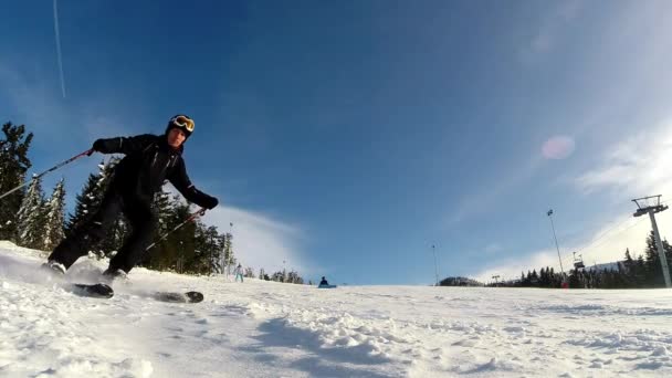 Slow motion of a skier skiing down the slope — Stock Video