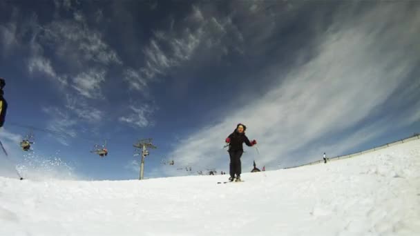 Slow motion van een skiër op de helling naar beneden skiën — Stockvideo