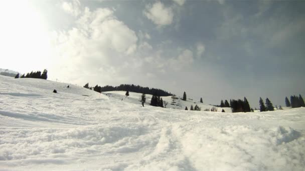 Skier σκι κάτω από την πλαγιά — Αρχείο Βίντεο