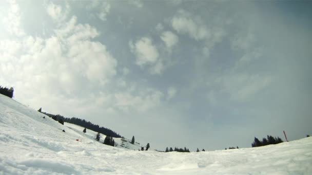 Skiër skiën op de piste — Stockvideo