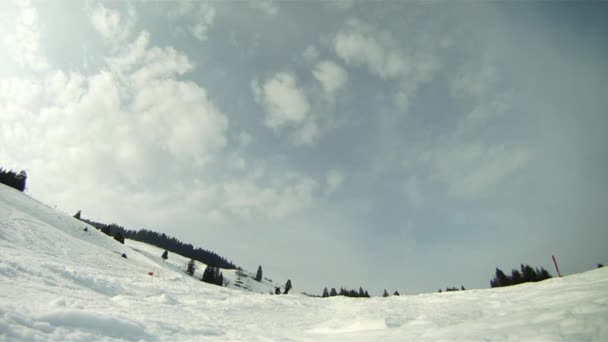 Skier σκι κάτω από την πλαγιά — Αρχείο Βίντεο