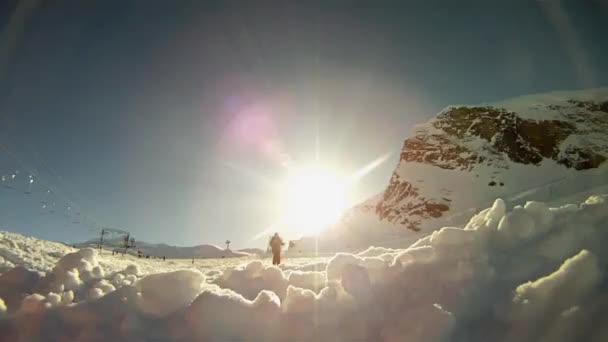 Skier σκι κάτω από την πλαγιά — Αρχείο Βίντεο