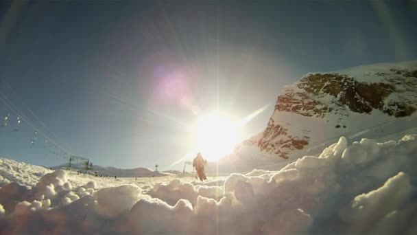 Mouvement lent d'un skieur descendant la pente — Video