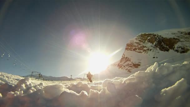 Mouvement lent d'un skieur descendant la pente — Video