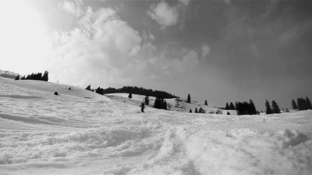 Mouvement lent d'un skieur descendant la pente. Noir et blanc film HD — Video