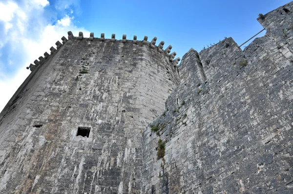 Hodinky chůze a věž hradu kamerlengo, trogir, Chorvatsko — Stock fotografie