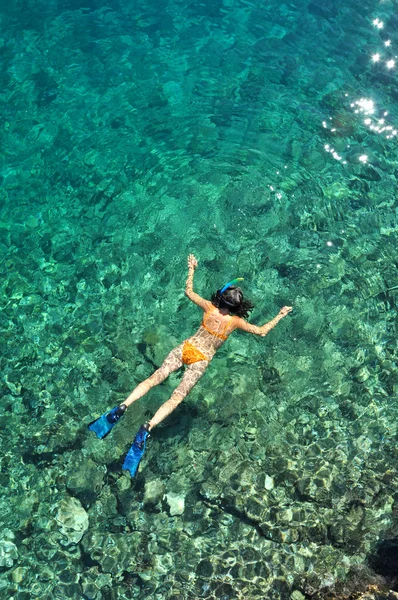 Femme plongée en apnée dans la mer en bikini orange — Photo