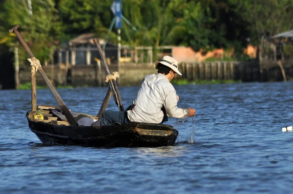 Fisherman in the Mekong delta, Vietnam — Stock Photo, Image