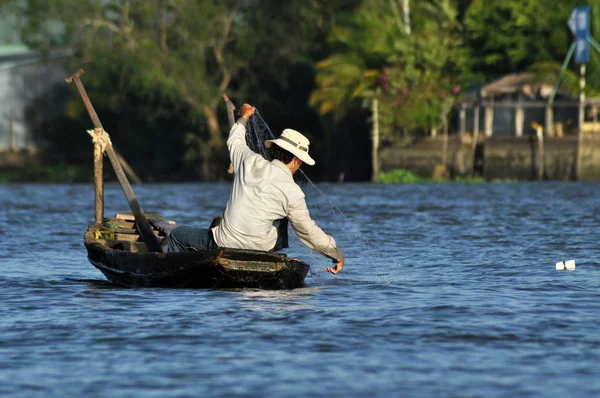 Fisherman in the Mekong delta, Vietnam — Stock Photo, Image