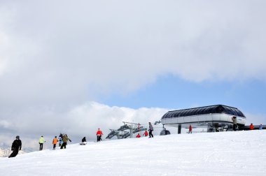 Alplerdeki kayak merkezi