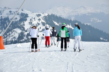 Alplerdeki kayak merkezi